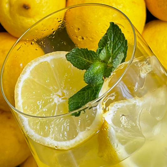 MAEMO Bio Aperitivo Limoncello Spritz
La Dolce Vita
Der ganze Geschmack sonnengereifter Bio-Zitronen für den sommerlich leichten Geschmack Italiens.
