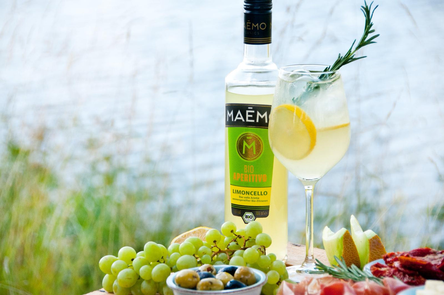MAEMO Bio Limoncello gemixt mit Prosecco zu einem leichten sommerfrischen Spritz