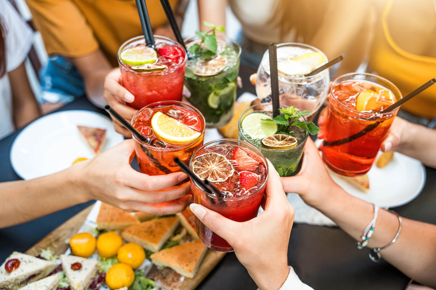 spritzige Rezeptideen
So individuell wie Du
Deiner Fantasie sind keine Grenzen gesetzt!
Du kannst deinen MAĒMO Aperitivo mixen ganz wie du möchtest: