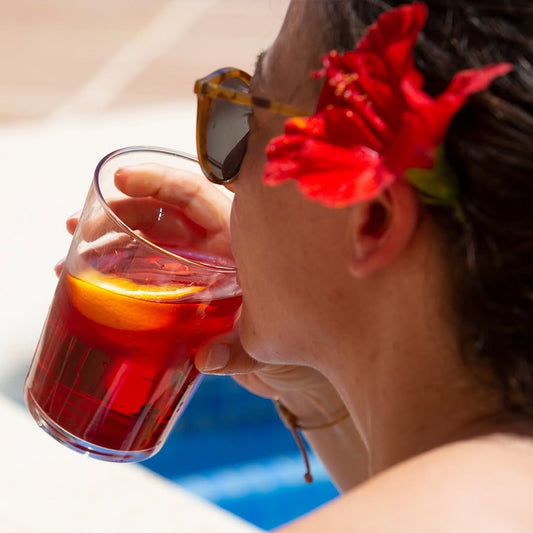 MAEMO Bio Aperitivo - Berry 
Ein ganzer Sommer im Glas.
Unser MAĒMO Berry  verführt mit einer sommerleichten Berry-Note.
Der ideale Partner für einen fruchtigen Spritz in Bio Qualität. 
Aromen von Erdbeeren, Granatapfel, Zitronen und Johannisbeere entführen dich in einen Sommertraum. 