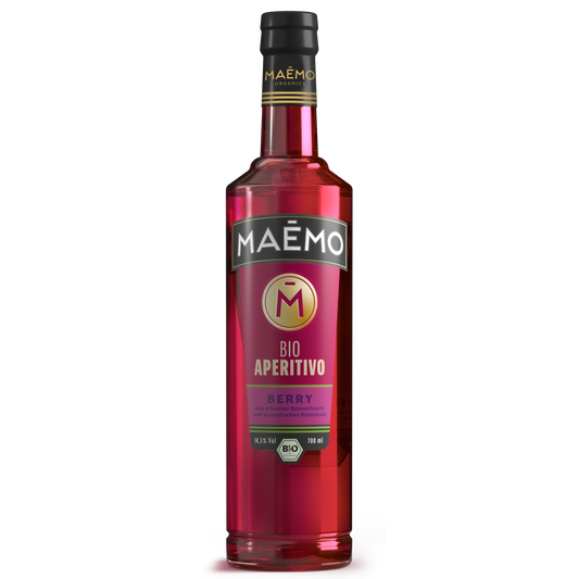 Freigestellte Flasche MAEMO Bio Aperitivo Berry mit intensiv rotem Inhalt und violett-goldenem Etikett, 14,5 % Vol, 700 ml – hergestellt aus reifem Beerenfrucht-Extrakt und aromatischen Bio-Botanicals.