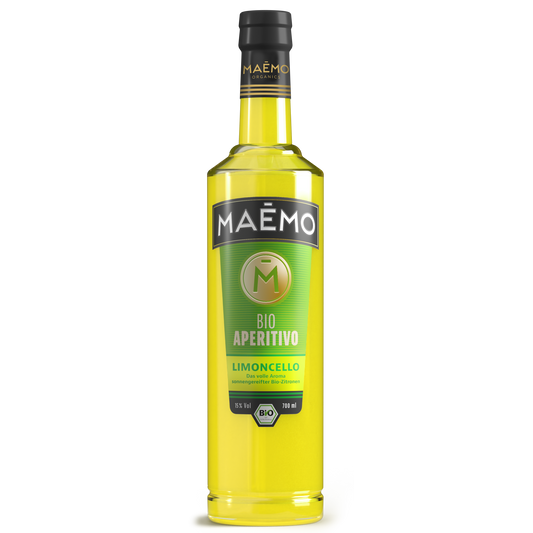 Freigestellte Flasche MAEMO Bio Aperitivo Limoncello mit leuchtend gelbem Inhalt und gruengelben Etikett, 15 % Vol, 700 ml – mit dem vollen Aroma sonnengereifter Bio-Zitronen.