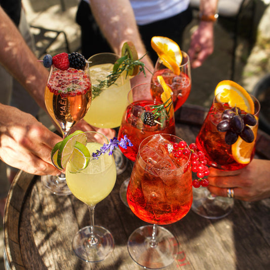 MAEMO Bio Aperitivo bieten unzählige Variationen - als Spritz, als Cocktail oder als Bowle 