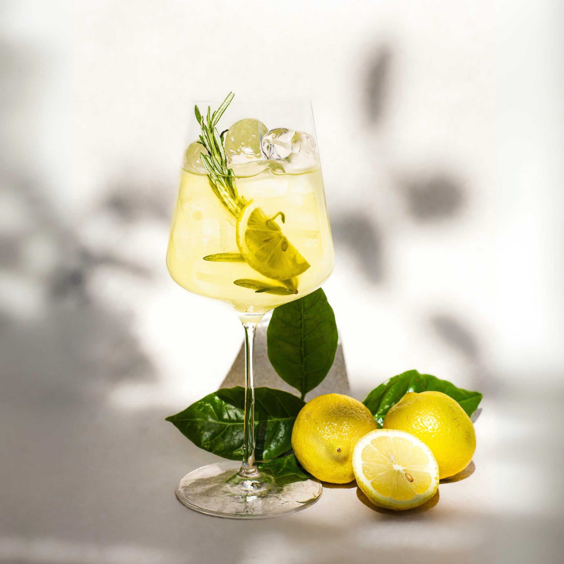 MAEMO Bio Limoncello gemixt mit Prosecco zu einem leichten sommerfrischen Spritz