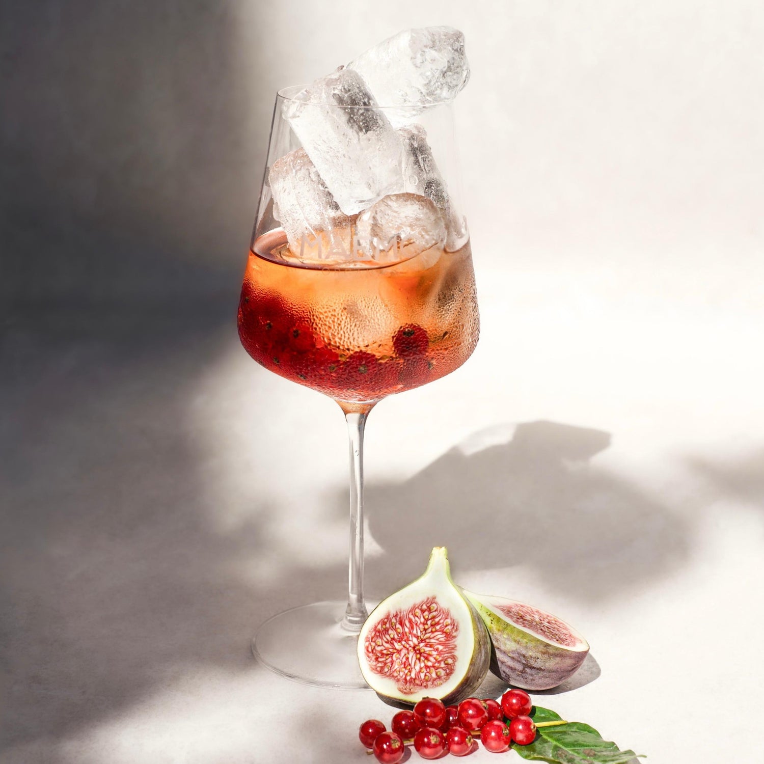 Beerig-fruchtiger Bio-Aperitif mit Botanicals & Dry Gin. Perfekt für Spritz mit Prosecco oder Tonic. Vegan, 100% Bio, voller Geschmack.