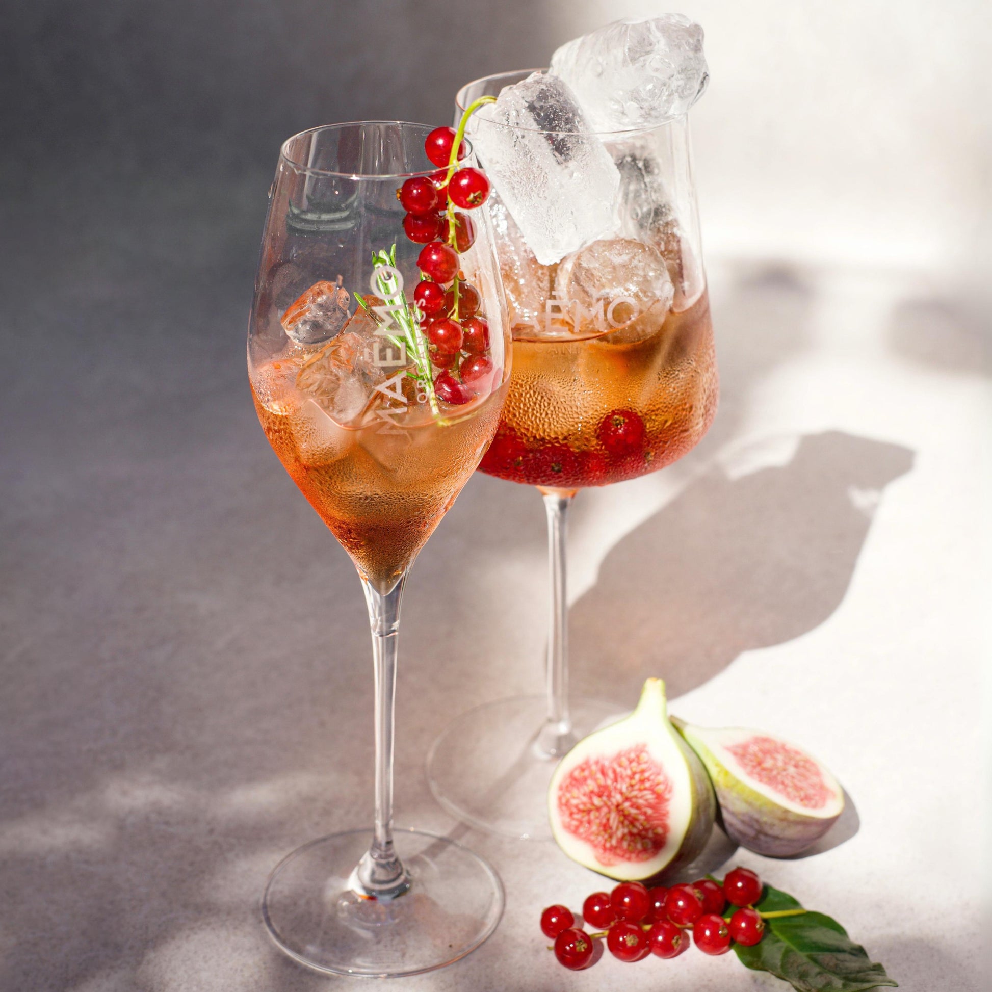 Beerig-fruchtiger Bio-Aperitif mit Botanicals & Dry Gin. Perfekt für Spritz mit Prosecco oder Tonic. Vegan, 100% Bio, voller Geschmack.