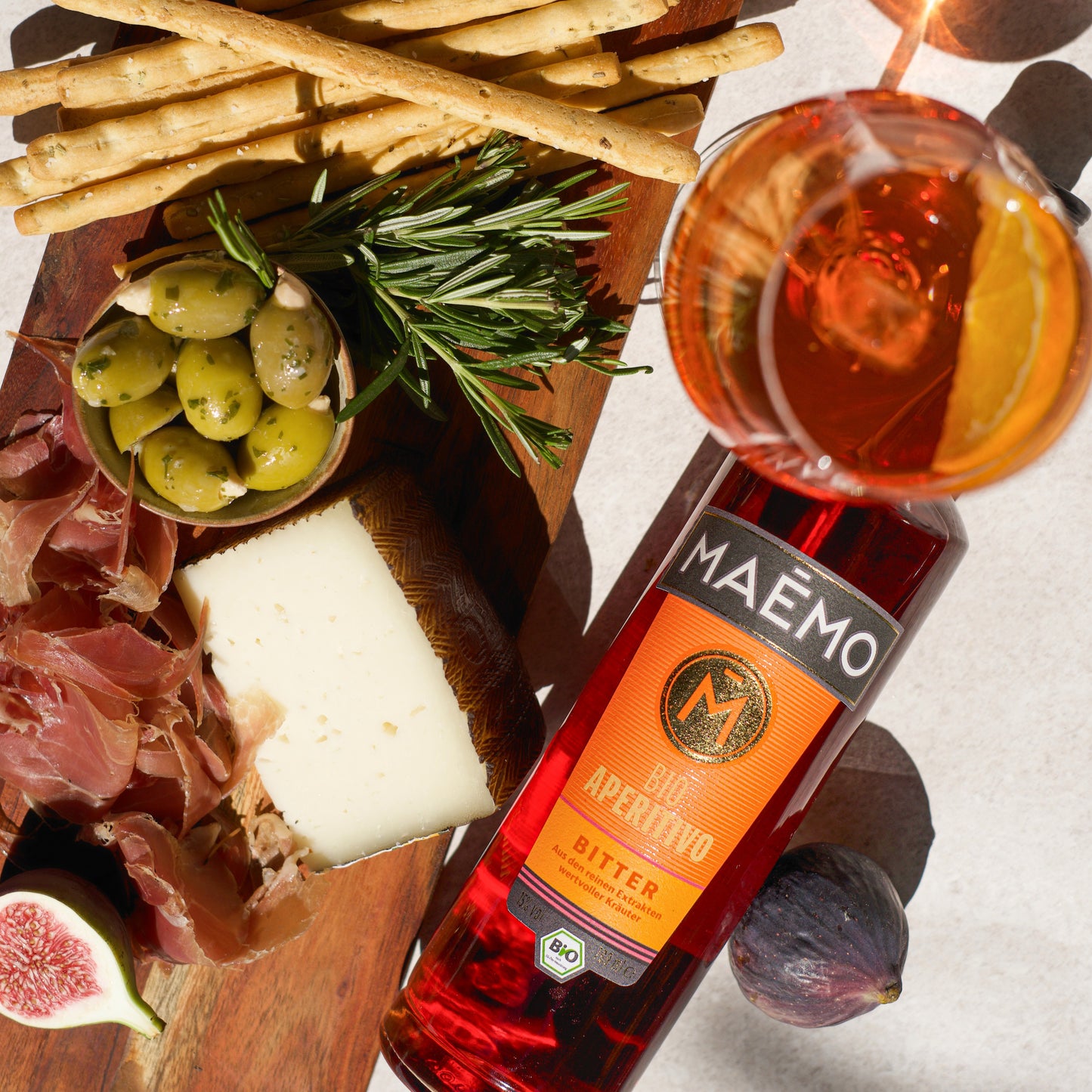 MAĒMO Bio Aperitivo Bitter  klassisch italienisch genießen mit Prosciutto, Käse, Oliven, Feigen und Grissini